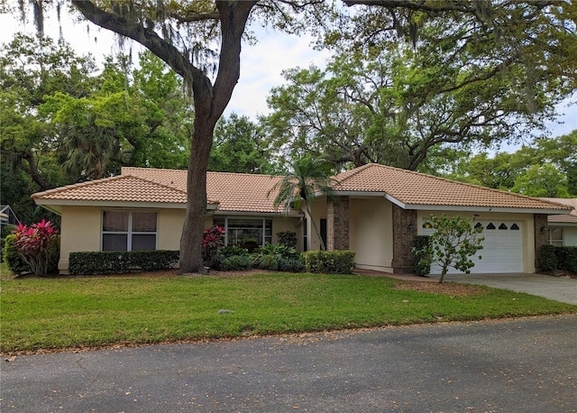 view of front of house featuring a front yard and a garage