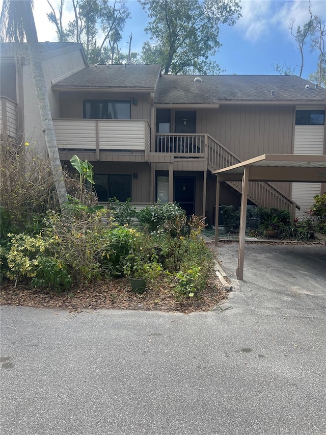 view of front of property featuring a balcony