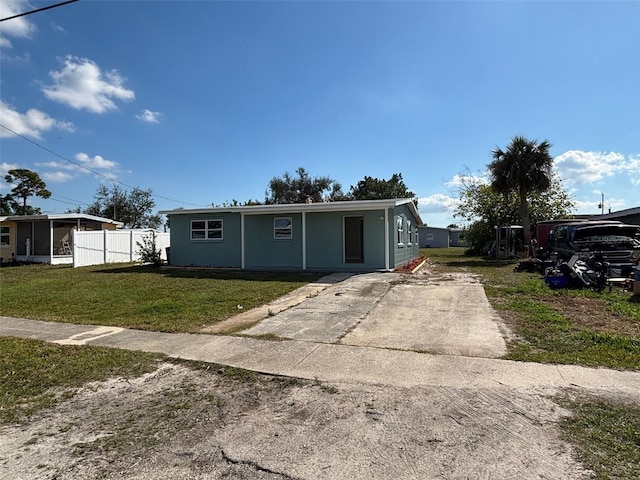 view of front of house featuring a front yard