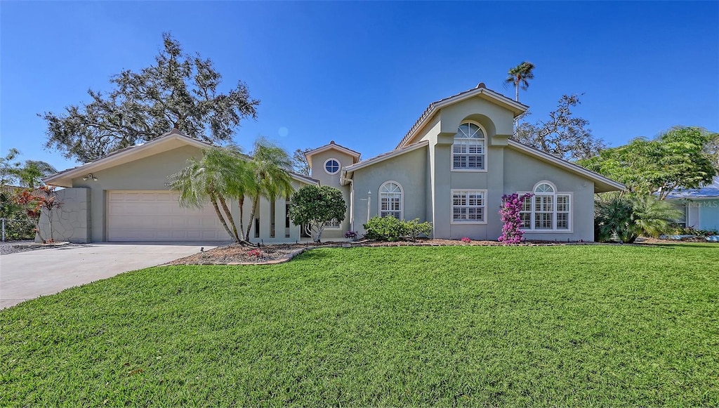 view of front of property featuring a front lawn and a garage