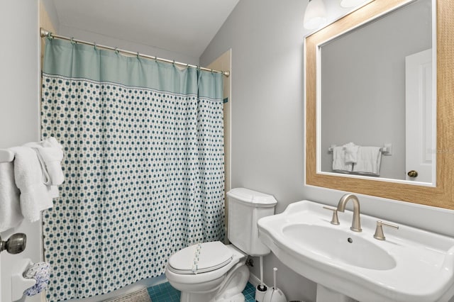 full bath with lofted ceiling, a shower with shower curtain, a sink, and toilet