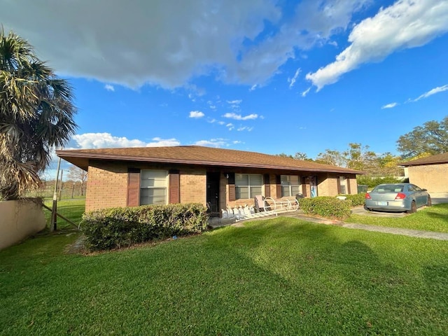 single story home with a front lawn