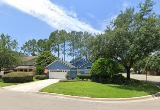 view of front facade featuring a garage and a front yard