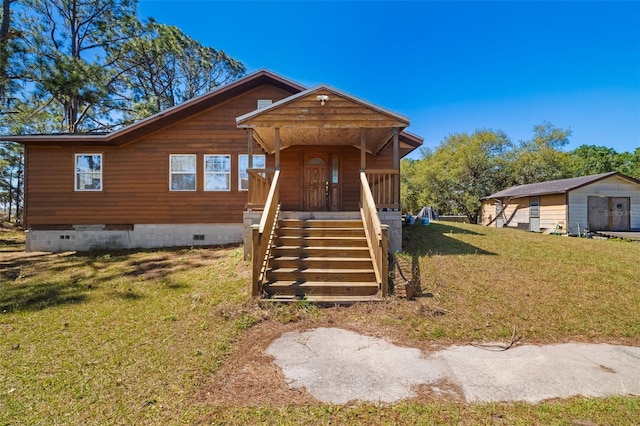 view of front facade featuring crawl space and a front lawn