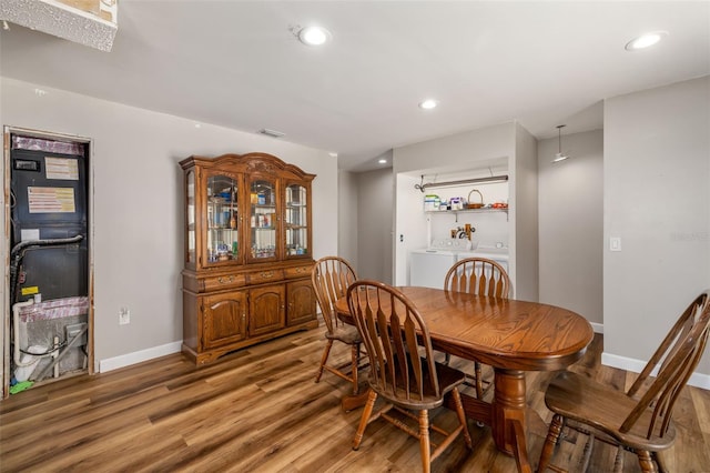 dining space featuring light wood finished floors, visible vents, baseboards, washer / dryer, and recessed lighting