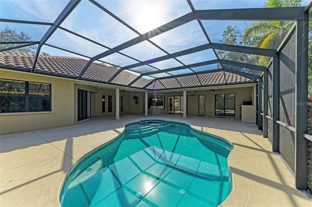 pool featuring a lanai, a patio, a jacuzzi, and ceiling fan