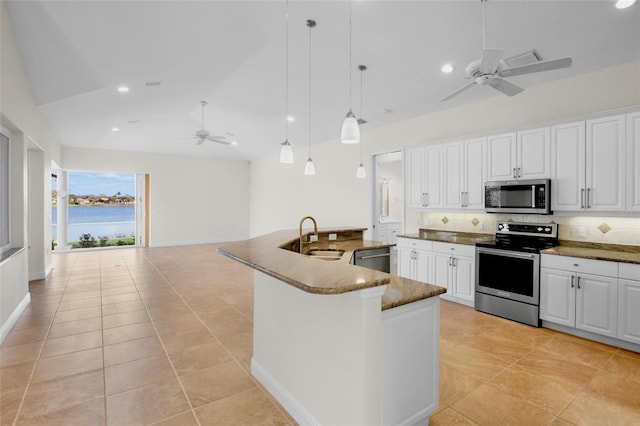 4941 Sabal Lake Cir, Sarasota, FL 34238 - kitchen with stainless steel appliances, ceiling fan, a sink, decorative backsplash, and an island with sink