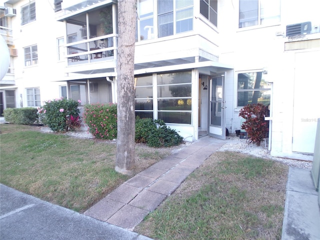 property entrance featuring a yard