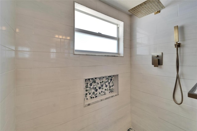 full bathroom featuring a tile shower