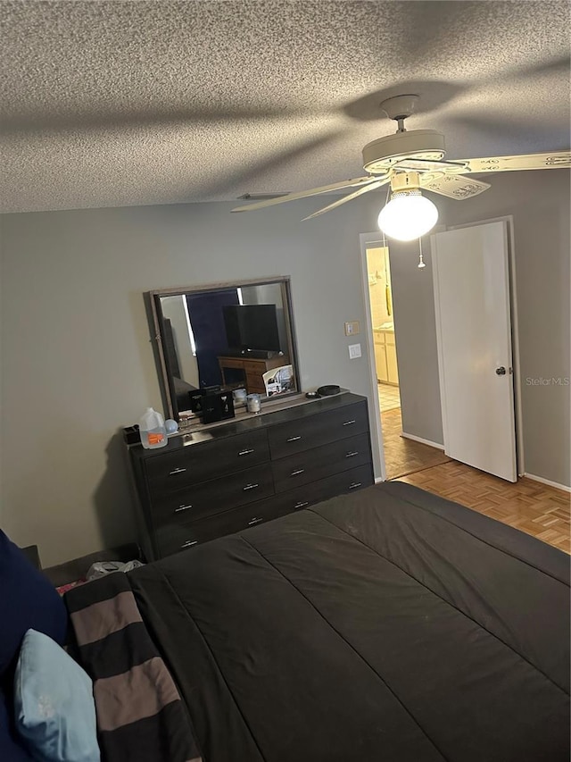 bedroom featuring ceiling fan and a textured ceiling