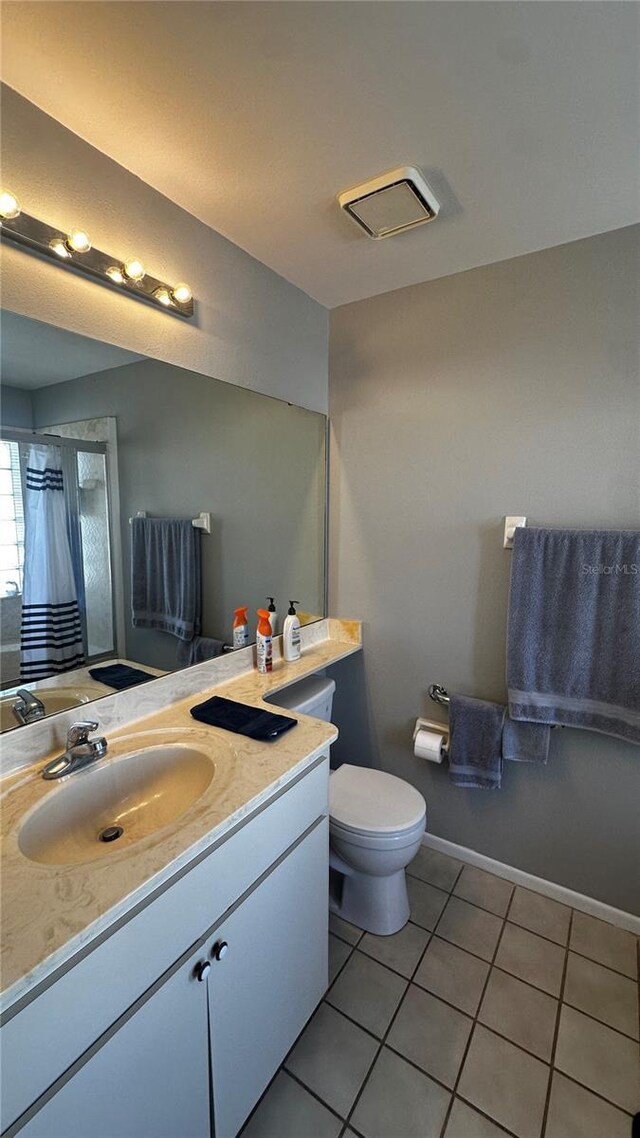 full bath with tile patterned flooring, toilet, a shower with shower curtain, vanity, and baseboards