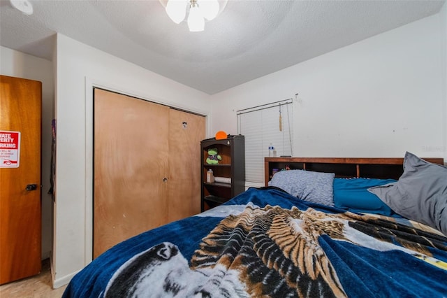 bedroom featuring a textured ceiling and a closet