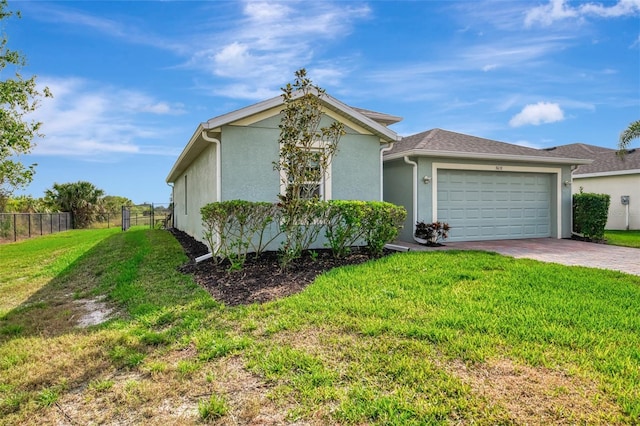 view of front of property featuring a front yard and a garage