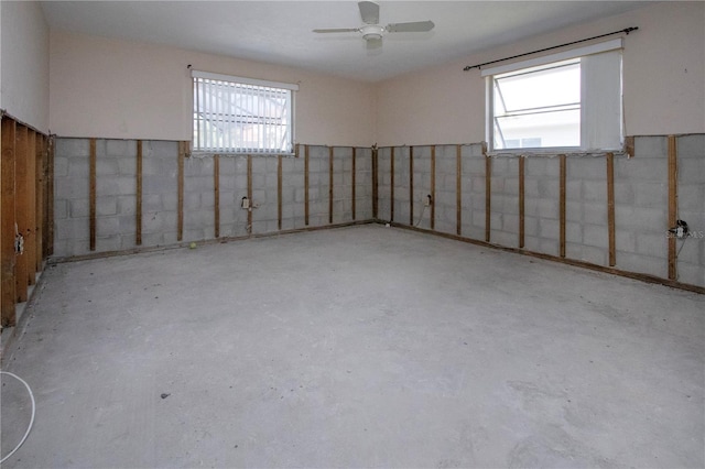 empty room featuring ceiling fan