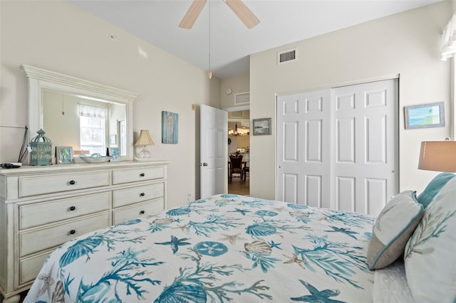 bedroom with visible vents, a ceiling fan, and a closet