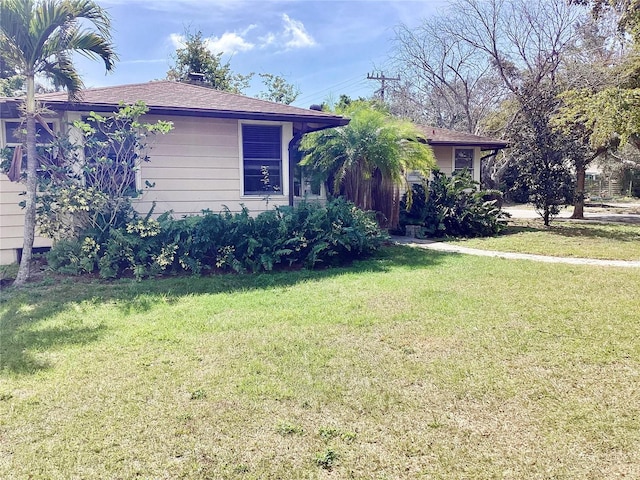 view of front of property featuring a front lawn