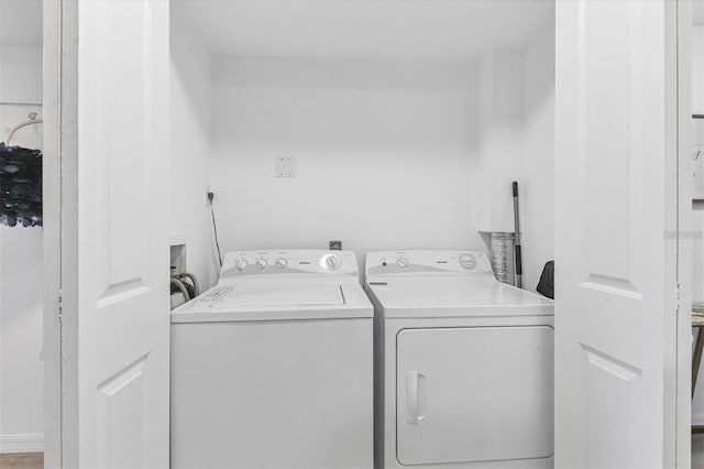 laundry room with laundry area and independent washer and dryer