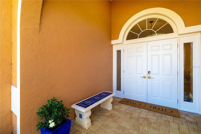 view of exterior entry featuring stucco siding