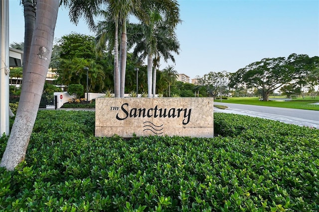 community / neighborhood sign featuring a yard