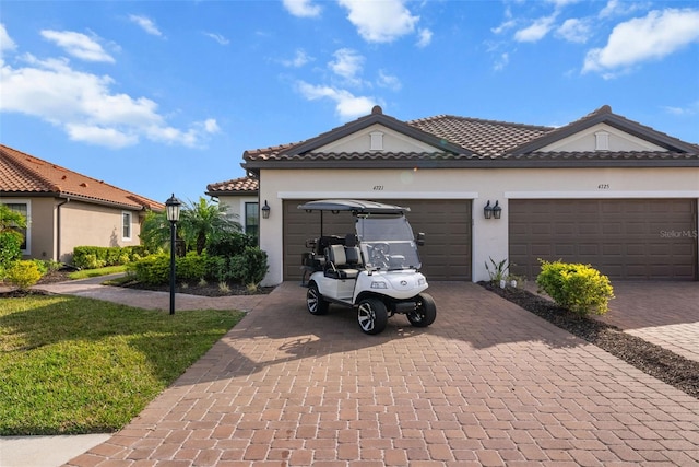 view of front facade featuring a garage and a front yard