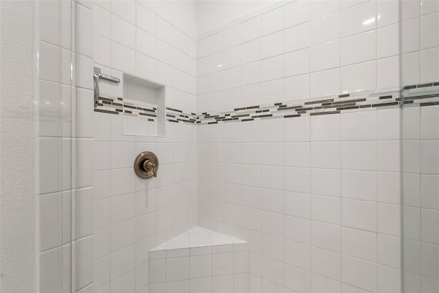 bathroom featuring a tile shower