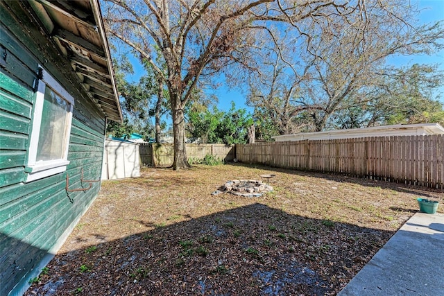 view of yard with a fire pit