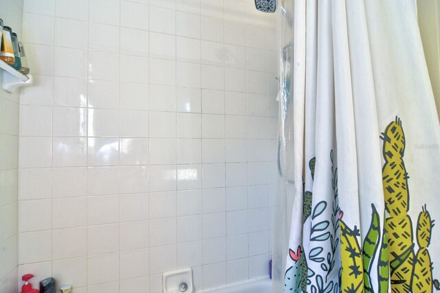 bathroom featuring shower / bath combo