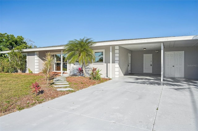 view of front of house with a carport and a front yard