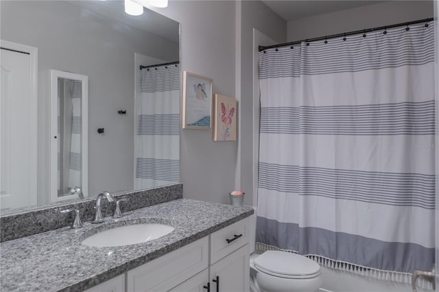 full bath with toilet, a shower with shower curtain, and vanity