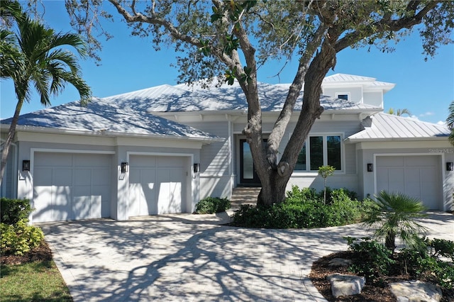 view of front facade featuring an attached garage and driveway