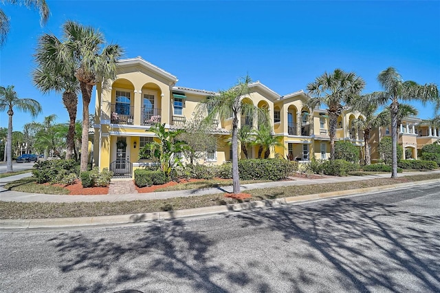 view of front of home featuring a balcony and stucco siding