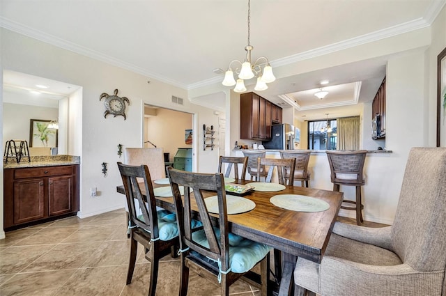 dining room with baseboards, ornamental molding, visible vents, and an inviting chandelier