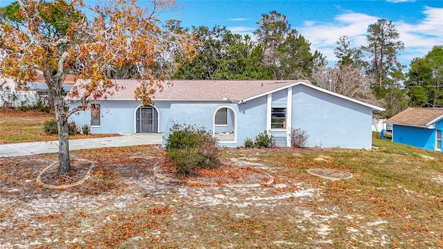 13365 Drayton Dr, Spring Hill, FL 34609 - view of front facade with a front yard and stucco siding