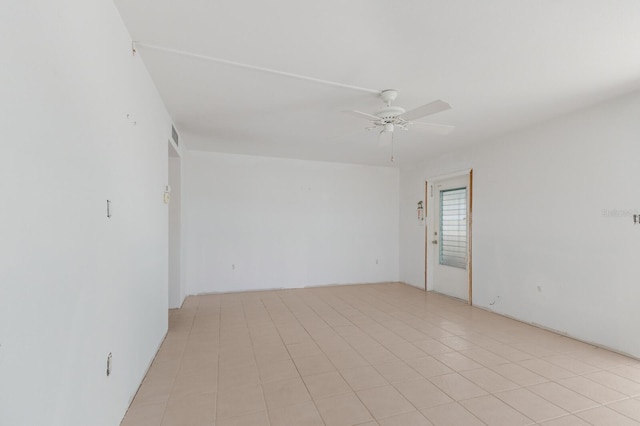 empty room featuring a ceiling fan