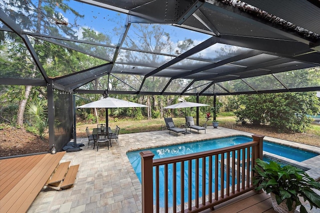 outdoor pool featuring outdoor dining space, a lanai, a patio, and a jacuzzi