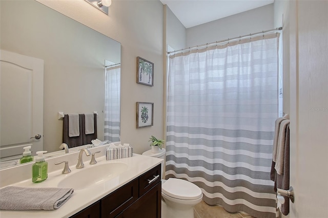 full bath with toilet, a shower with shower curtain, and vanity