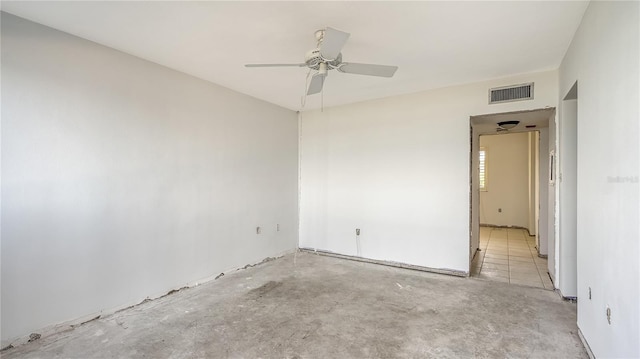 empty room featuring a ceiling fan and visible vents