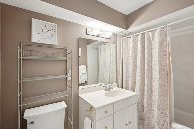 full bath with visible vents, shower / tub combo with curtain, vanity, and toilet