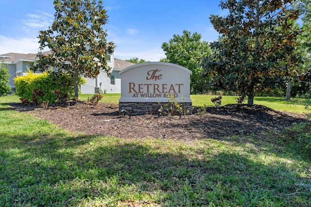 community sign featuring a yard