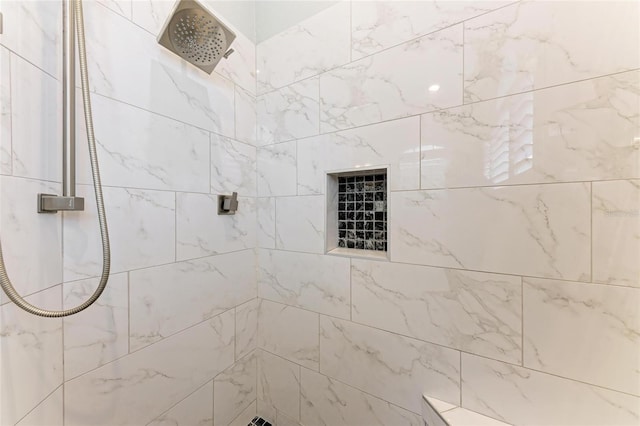 bathroom featuring a tile shower