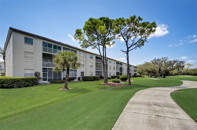 surrounding community featuring a yard and golf course view