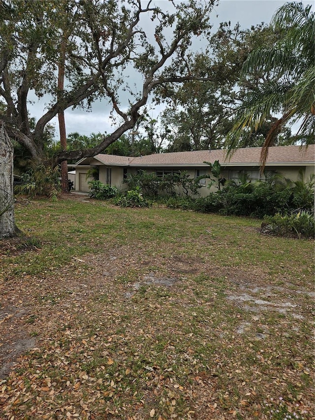 view of yard with a garage