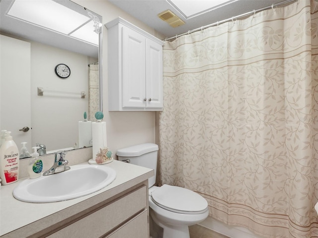 bathroom with curtained shower, visible vents, vanity, and toilet