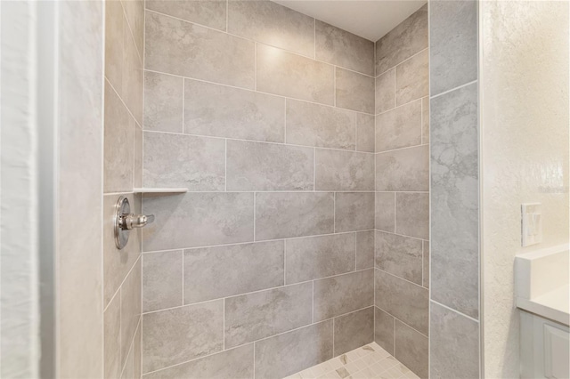 full bath with tiled shower