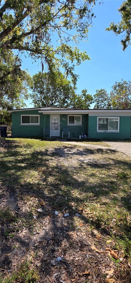 single story home featuring a front lawn