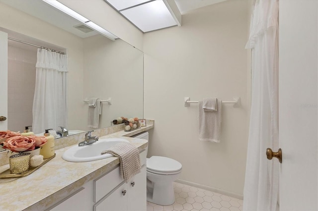 full bathroom with baseboards, a shower with shower curtain, toilet, tile patterned floors, and vanity