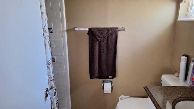 full bathroom with vanity, toilet, and a shower with curtain