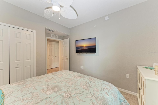 bedroom featuring light carpet, visible vents, baseboards, a ceiling fan, and a closet