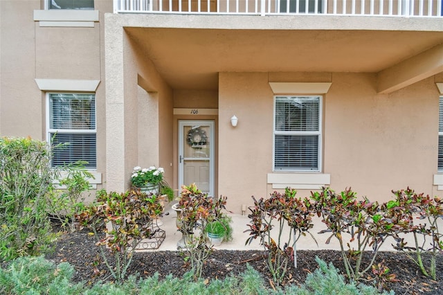 view of exterior entry with stucco siding