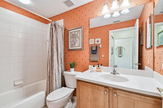 bathroom featuring visible vents, shower / bathtub combination with curtain, toilet, and wallpapered walls